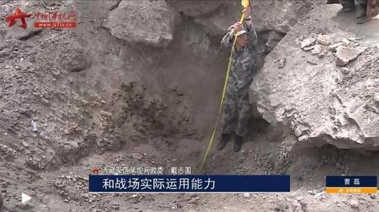 300毫米远火钻地弹命中目标效果——一卷2米的皮尺放不到底……
