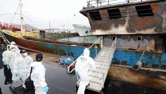 9月30日,在韩国木浦海警码头,工作人员准备登上事发中国渔船进行调查。新华社发