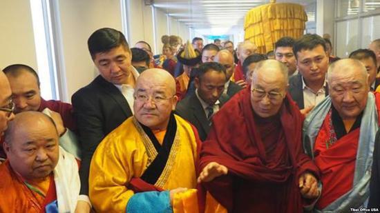 资料图:11月18日,窜访蒙古的达赖抵达乌兰巴托。