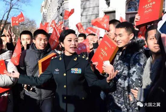 李丹阳《从军歌》 冯根锁摄影