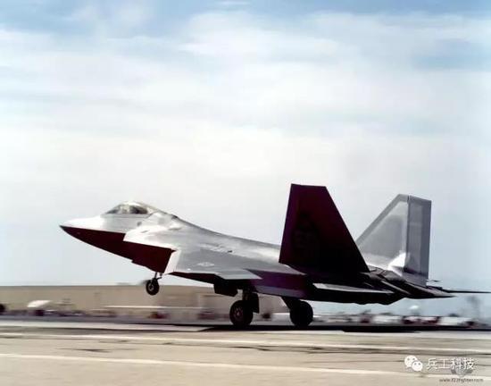 图注:F-22降落完全依靠刹车制动方式降低滑跑距离