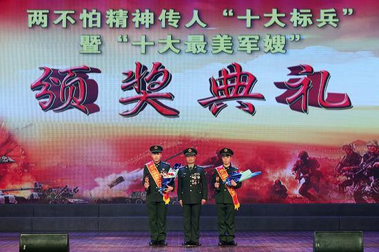 徐龙祥为牛磊、谭浩然颁奖
