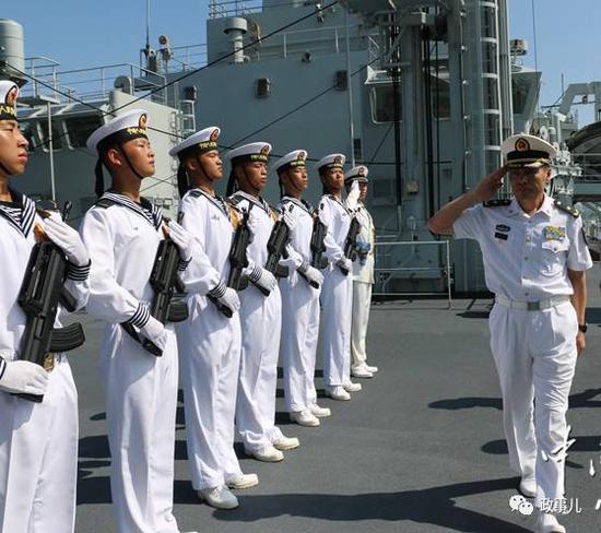 2016年7月,沈金龙检阅洪湖舰。
