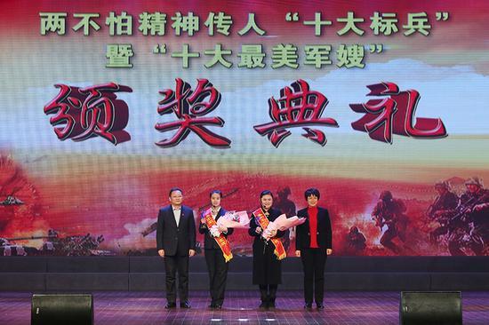 石启红、薛冬分别为张勤、耿子雯颁奖