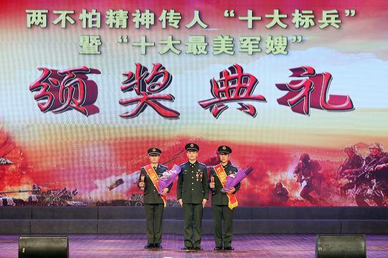 李俊为董云富、杨初格西颁奖