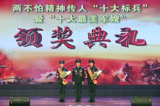 李小龙为彭钦坂、张宗琪颁奖