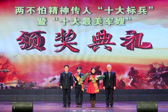 高雷、齐飞分别为李倩、李娟颁奖