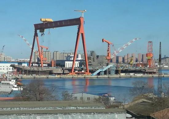 从照片可以看出传说中的“山东”舰舰岛形状和甲板、舷台细节和“辽宁”舰相比都已经有所区别,舰载机起降作业效率将更高