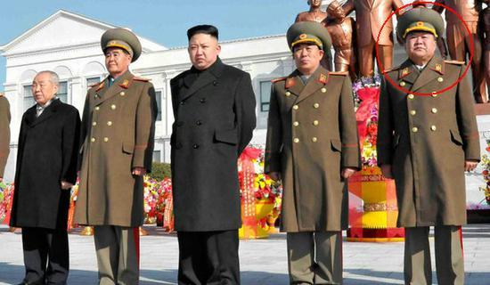 资料图:朝鲜最高领导人金正恩率众将领参谒锦绣山太阳宫,图中右一为金元弘。