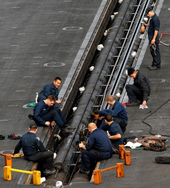 蒸汽弹射器可以说是美国“尼米兹”级的作战核心力量,图为CVN-72“林肯”号正在进行弹射器维护工作