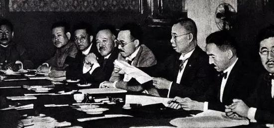 1927年6月27日至7月7日,日本首相田中义一在东京主持召开“东方会议”,制定《对华政策纲要》,确立先占领中国东北、内蒙古进而侵占全中国的侵略扩张政策。图为会议现场。