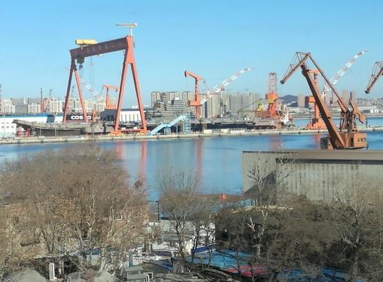 资料图:网上流传的在建国产航母照片。