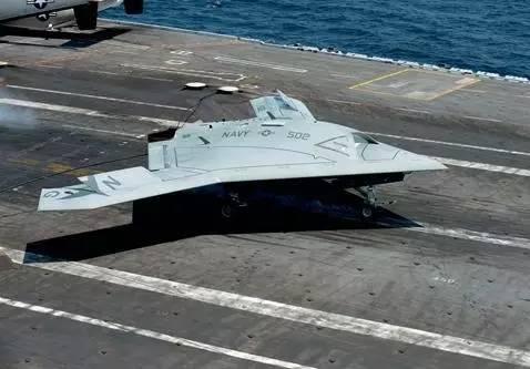 在航母上进行X-47B无人机弹射试验