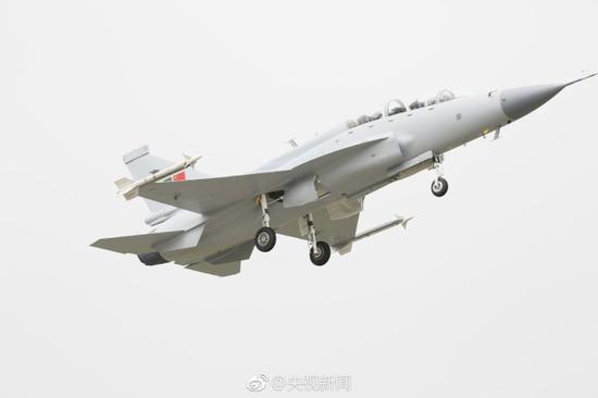 枭龙双座战斗教练机在成都首飞成功