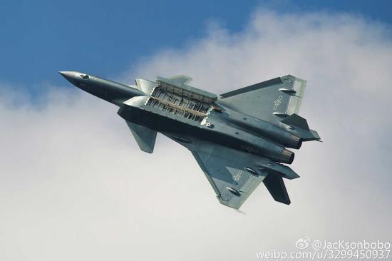 歼20飞行途中打开弹舱细节毕现