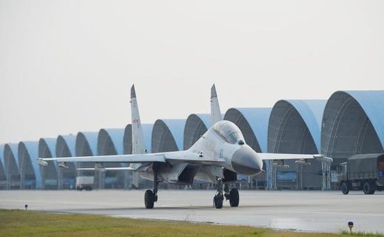 海军航空兵装备的歼-11BH战斗机与空军使用的歼-11B基本没有改动。