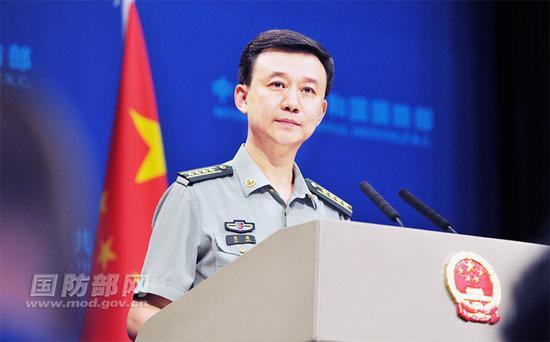 国防部新闻局副局长、国防部新闻发言人吴谦大校答记者问。李爱明 摄
