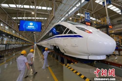 资料图:图为CRH5G型技术提升动车组采用“海豚”型车头。 张远摄