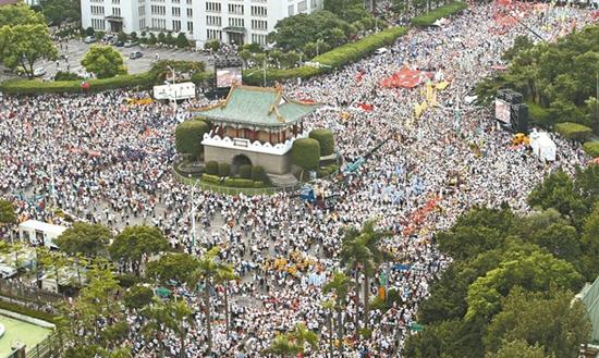 台湾退休军公教人员于2016年9月3日发起“反污名,要尊严”大游行,抗议民进党当局。(资料图)