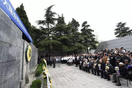 4月4日,南京大屠杀幸存者及死难者遗属举行清明家祭。