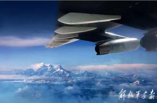 2015年4月27日,中国空军派出的第一架满载救灾物资的伊尔-76运输机,飞越喜马拉雅山,前往加德满都执行救灾任务。