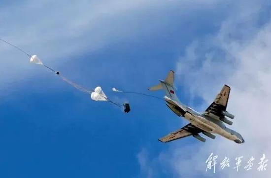 空军运输机实施物资空投任务。(摄影/梁 杰)