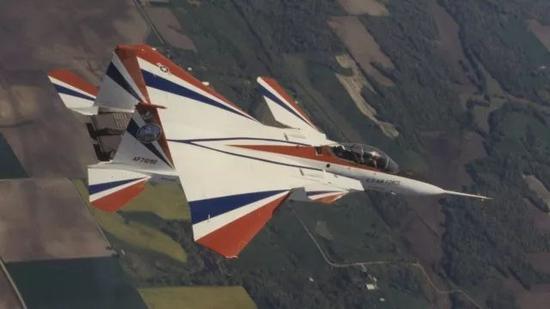 F-15S/MTD试验机于1989年开始安装二维喷嘴进行飞测,其起飞距离缩短38%,降落距离缩短60%,高攻角的俯仰控制力增加110%。注意图中的喷嘴长度与传统喷嘴几乎没有差别