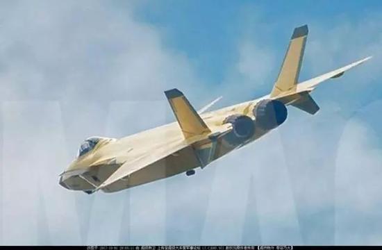 歼-20使用国产“太行”发动机后使用了类似F-35的喷嘴隐身处理方式,但对于歼-20这样的双发机而言这并不完美,类似F-22的矩形喷嘴或是完美解决方案
