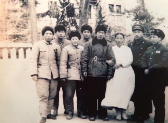 1952年春,中国人民志愿军前线回国报告团专程往青岛,看望于1951年10月16日空战中负伤跳伞落至朝鲜平壤东白云山志愿军39军前线阵地获救,时在青岛恢复疗伤的华龙毅,代表团成员中的阿玛尼大娘,正是华龙毅被急救住进朝鲜老乡家中的那位阿玛尼,青岛又一次见面时的情景感动了所有人。。。。。。