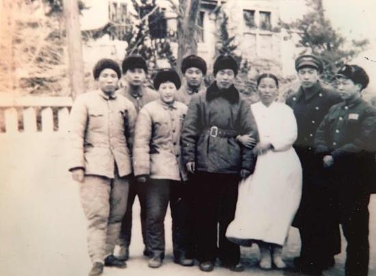 1952年春,中国人民志愿军前线回国报告团专程往青岛,看望于1951年10月16日空战中负伤跳伞落至朝鲜平壤东白云山志愿军39军前线阵地获救,时在青岛恢复疗伤的华龙毅,代表团成员中的阿玛尼大娘,正是华龙毅被急救住进朝鲜老乡家中的那位阿玛尼,青岛又一次见面时的情景感动了所有人!