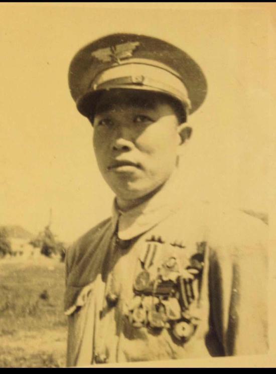 1952年夏,华龙毅在北戴河疗伤。