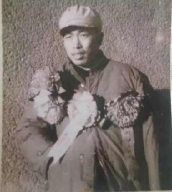 1951年10月16日华龙毅负伤跳伞至平壤东白云山我志愿军39军阵地获救,两天后华龙毅在大腿、小腿完成取弹片手术,左臂和肘关节注射麻药全绑的情况下,坚持在临时掩体靠在墙上与39军前线战士们见面,39军战士们喊出“空军万岁!”