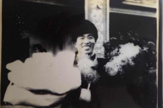 1951年11月,中国人民解放军空军在沈阳举行隆重的庆功大会,大会由军委空军副政委兼政治部主任吴法宪主持,向中国人民解放军空军、志愿军空军第一位特等功臣华龙毅献花、颁奖(华龙毅刚在空军长春第一医院做完左肘关节神经外科手术),吴法宪和华龙毅分别致词。