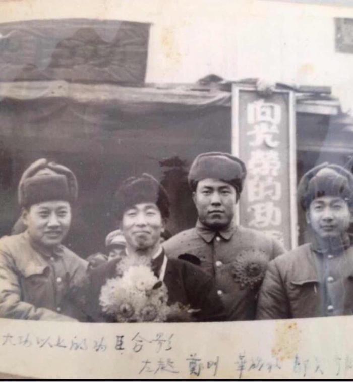 空军第一功臣们合影-1951年11月沈阳空军庆功大会。照片右起:齐连璧-空军第一位并列一等功臣、华龙毅-空军第一位特等功臣、邹炎-空军第一位并列一等功臣、郑刚-空军第一位并列一等功臣。