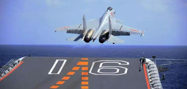 歼15对海打击！我辽宁舰编队西太实战演练