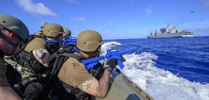 都是儿戏!美日印联演用玩具枪摆POSE