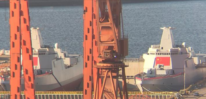 万事俱备!我两艘055大驱挂旗或下水