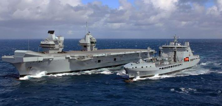 还来南海吗?韩补给舰给英国航母送补给