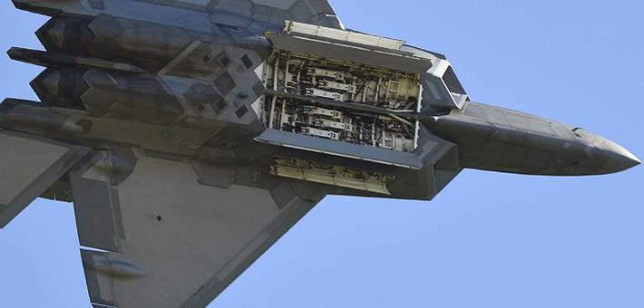 来较劲的吗?美军F22也开弹舱秀挂架