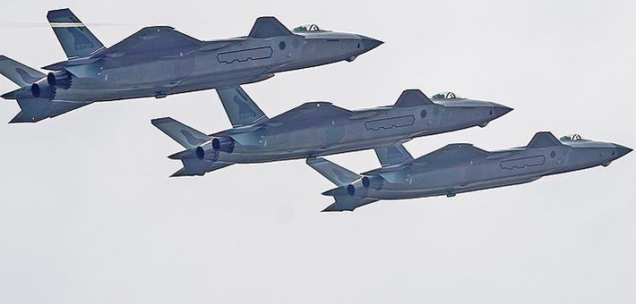 机身寒光乍现!歼20空中秀机动三机同框