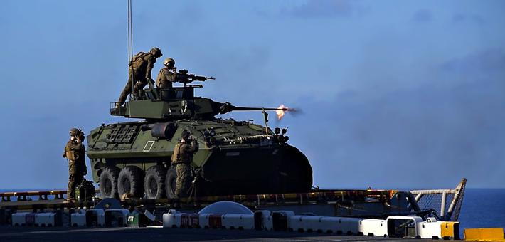 耀武扬威!美两栖舰载陆战队在南海上操练