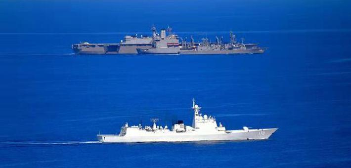 随时戒备!中国军舰在南海监视美日航母军舰