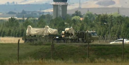 △S-400的5P85TE3发射车底盘也已经抵达土耳其,但俄土都刻意淡化了它的存在