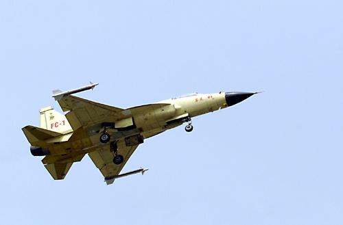 枭龙全状态原型机“枭龙-04”首飞现场