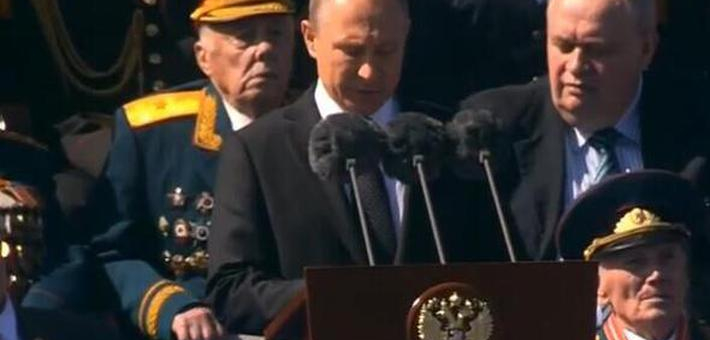 俄总统普京向受阅部队发表讲话