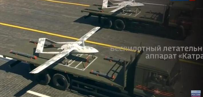 俄军大阅兵展示新锐无人武器