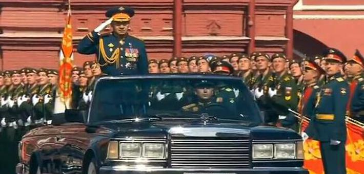 俄国防部长绍伊古大将乘车出场