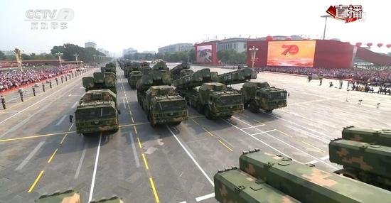 庆祝新中国成立70周年阅兵式首次亮相的鹰击-12B超音速岸舰导弹
