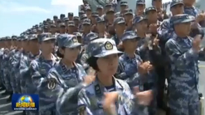 习近平与官兵合影