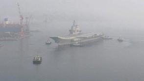 我国产航母出港海试